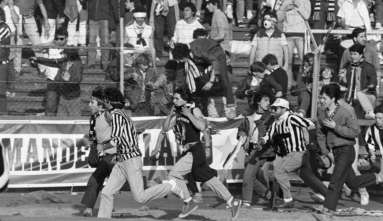 3. Tragedi Heysel (Belgia 1985) - Kejadian ini muncul di final Liga Champions antara Juventus kontra Liverpool di Stadion Heysel, Belgia. Kurang lebih 39 nyawa terenggut oleh insiden ini ketika dinding hancur dan jatuh di stadion. (AFP/Dominique Faget)