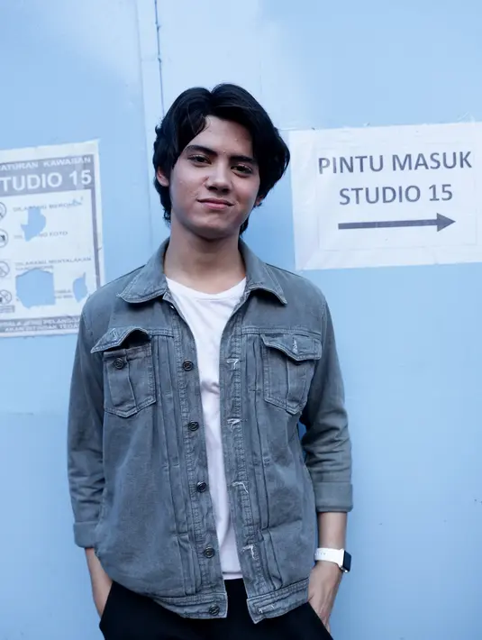 "Stress juga bikin lagu. PR bangat bikin lagu. Tapi kalau musik sih buat gua sama aja, walau pekerjaannya berbeda, musik salurin bakat aja. Jadi penghayatan di nyanyi sama aja kayak berakting biasanya," jelas Aliando. (Andy Masela/Bintang.com)