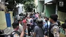 Kerumunan warga menyaksikan polisi menggeledah kediaman orang tua terduga teroris di Jalan Belibis V, Semper Barat, Cilincing, Jakarta, Senin (23/9/2019). Selain rumah tersangka, polisi juga menggeledah kediaman orang tua terduga teroris yang tidak jauh dari TKP. (merdeka.com/Iqbal S. Nugroho)
