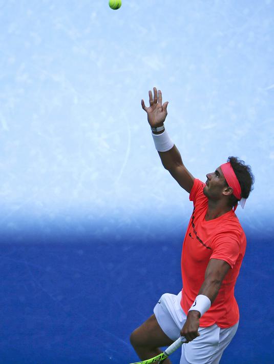 Petenis Spanyol, Rafael Nadal, saat bertanding melawan petenis Ukraina, Alexandr Dolgopolov, pada putaran keempat turnamen AS Terbuka 2017 di New York, Senin (4/9/2017). Nadal menang 6-2, 6-4, 6-1 atas Alexandr Dolgopolov. (AP/Jason Decrow)