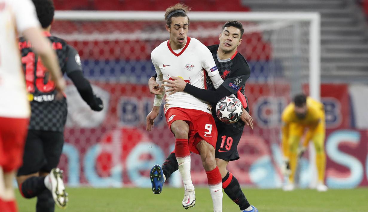 Bek Liverpool, Ozan Kabak, berebut bola dengan pemain RB Leipzig, Yussuf Poulsen, pada laga Liga Champions di Stadion Puskas, Rabu (17/2/2021). Liverpool menang dengan skor 2-0. (AP/Laszlo Balogh)