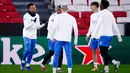Los Blancos masih bisa tergusur dari delapan besar karena jarak mereka dengan peringkat kesembilan hanya dua poin. Tampak dalam foto, penyerang Real Madrid asal Prancis, Kylian Mbappe (kiri) dan rekan-rekan setimnya berlatih jelang matchweek kedelapan Liga Champions 2025-2026 melawan SL Benfica di stadion Luz, Lisbon pada Selasa 27 Januari 2026. (FILIPE AMORIM/AFP)