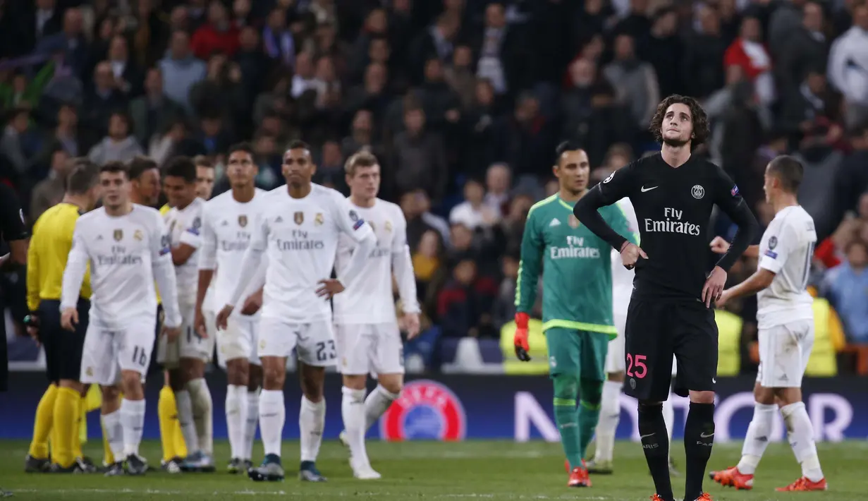 Pemain PSG Adrien Rabiot terlihat sedih usai kalah dari Reaal Madrid pada lanjutan Liga Champions Grup A di Stadion Santiago Bernabeu, Madrid, Rabu(4/11/2015) dini hari. Madrid menang tipis 1-0.  (Reuters / Juan Medina)