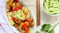 Kuluyuk adalah jenis masakan Cina yang berupa daging ayam yang dipotong kecil-kecil, digoreng lalu disiram saus asam manis.