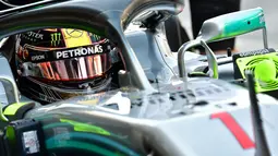 Pembalap Mercedes, Lewis Hamilton mengendarai mobilnya saat sesi latihan pertama jelang GP F1 Abu Dhabi di Sirkuit Yas Marina, Jumat (23/11). Hamilton memakai nomor balap 1 pada mobilnya saat sesi latihan. (GIUSEPPE CACACE/AFP)