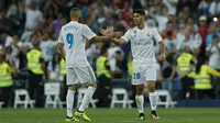 Pemain Real Madrid, Marco Asensio (kanan) merayakan gol kedua bersama Karim Benzema saat melawan Valencia dalam laga La liga Spanyol di Santiago Bernabeu stadium, Madrid, (27/8/2017). Real ditahan Imbang 2-2. (AP/Francisco Seco)