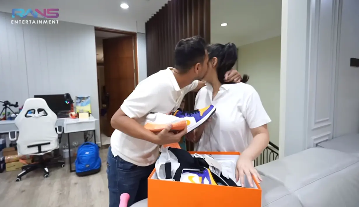 Ayah dua anak ini juga mengungkapkan rasa terima kasih dan kasih sayangnya kepada Gigi melalui kecupan manis. Meski terlambat memberikan hadiah, namun Gigi berharap barang yang diberikan bisa berguna dan membuat sang suami bahagia. (Liputan6.com/YouTube/Rans Entertainment)