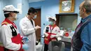 Anggota tim pakar medis China, Chen Huai (kedua kanan) dan Ai Hexu (kiri) berbicara dengan dua ahli radiologi lokal di Baghdad, Irak, Senin (30/3/2020). Sejak 7 Maret lalu, tujuh pakar medis China bekerja sama dengan tenaga ahli lokal di Irak untuk memerangi epidemi virus corona COVID-19. (Xinhua)