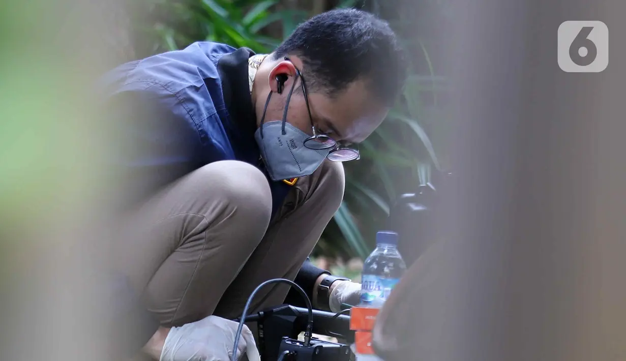 Tim khusus (Timsus) Kepolisian melakukan uji balistik laboratorium forensik yang dilakukan di rumah dinas Kadiv Propam Polri nonaktif, Irjen Ferdy Sambo, di kawasan Duren Tiga, Jakarta Selatan, Senin (1/8/2022). Tim khusus yang dibentuk oleh Kapolri Jenderal Listyo Sigit melakukan pendalaman uji balistik labfor untuk mendalami penembakan Brigadir Joshua atau Brigadir Nopriansyah Yoshua Hutabarat terutama soal senjata api atau balistik. (Liputan6.com/Herman Zakharia)
