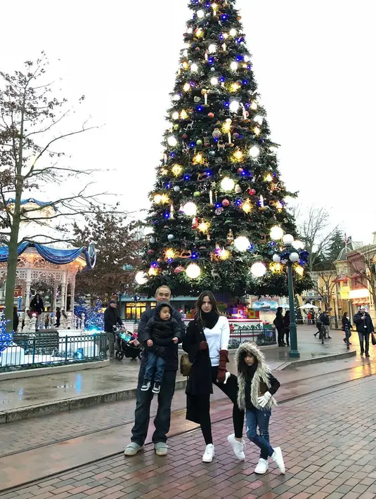 Nia Ramadhani dan keluarga kecilnya memutuskan untuk berlibur keliling Eropa saat liburan akhir tahun. (Foto: instagram.com/ramadhaniabakrie)