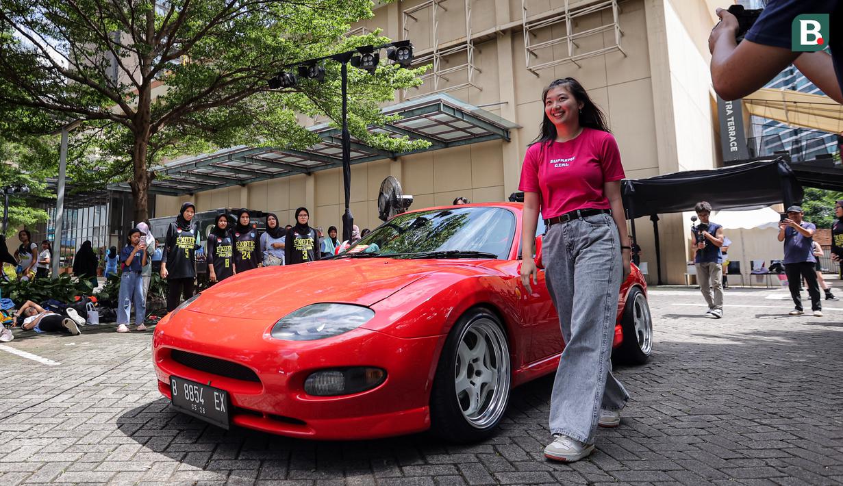 Puncak kemeriahan acara Supreme Girls 2 On 2 Basketball Competition itu berlangsung saat sejumlah pemain basket putri Indonesia bertanding. Mereka datang diantar menggunakan mobil-mobil custom. (Bola.com/Bagaskara Lazuardi)