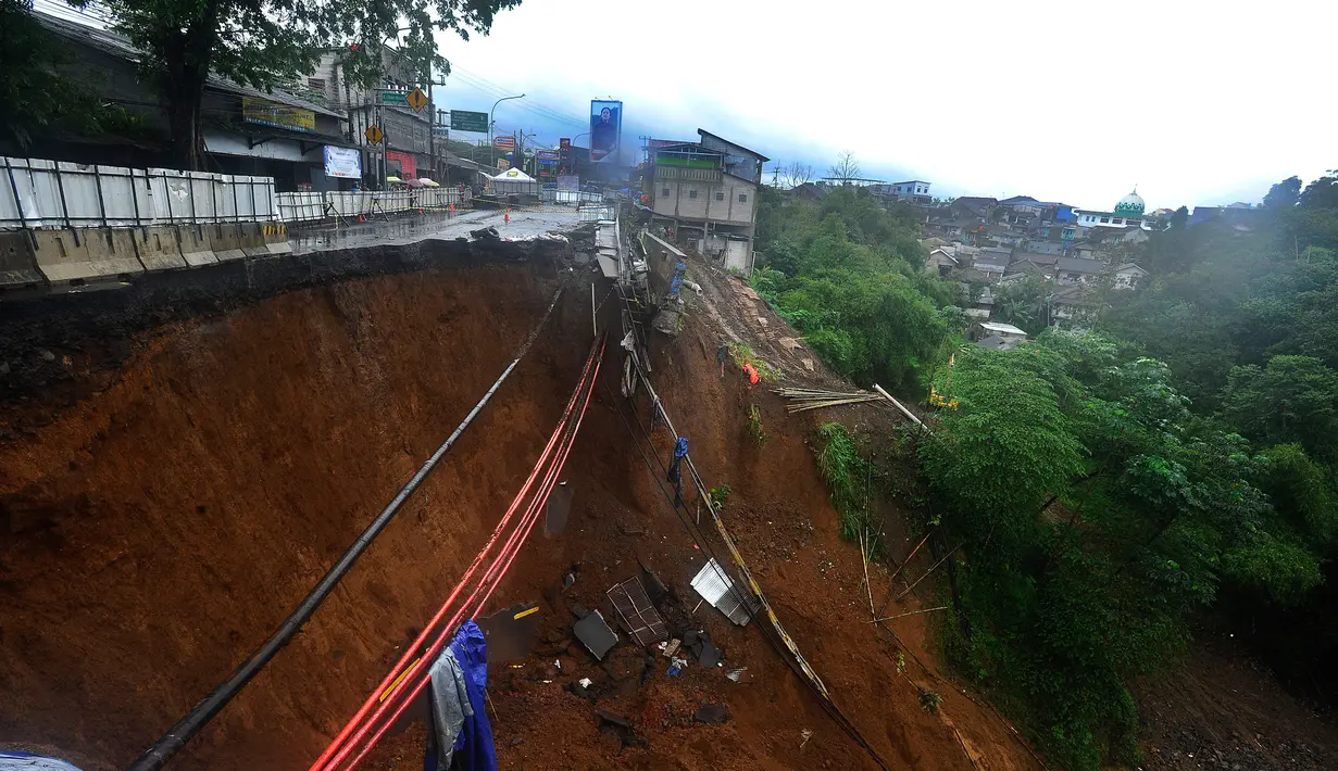 Ruas jalan Jembatan Cikreteg yang longsor di akses jalan nasional Bogor-Sukabumi, Caringin, Kabupaten Bogor, Jawa Barat, Kamis (2/3/2023). Jembatan rangka baja ini dipasang untuk penanganan darurat dan nanti hanya bisa dilalui kendaraan roda empat dan roda dua saja. (merdeka.com/Arie Basuki)