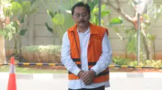 Gubernur Kepulauan Riau nonaktif Nurdin Basirun tiba untuk menjalani pemeriksaan di Gedung KPK, Jakarta, Selasa (13/8/2019). (merdeka.com/Dwi Narwoko)