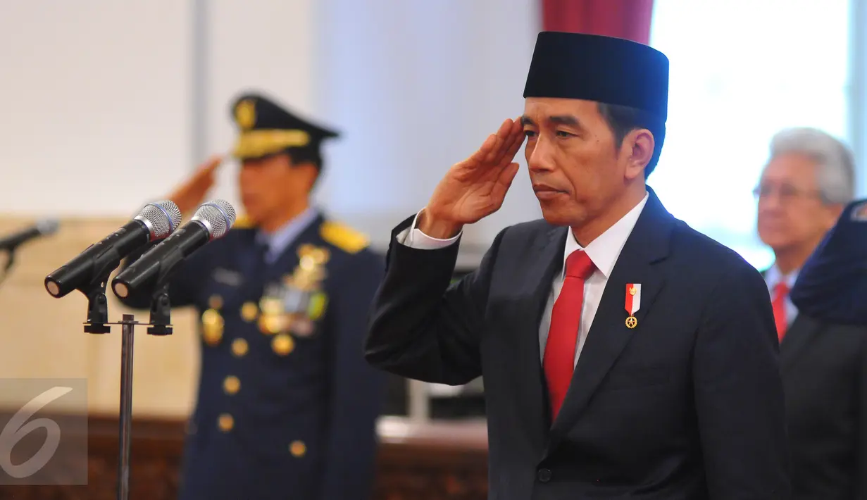 Presiden Joko Widodo memberi hormat saat menghadiri pelantikan Marsekal Madya Hadi Tjahjanto sebagai Staf Angkatan Udara (Kasau) di Istana Negara, Jakarta, Rabu (18/1). (Liputan6.com/Angga Yuniar) 