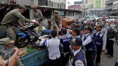 Petugas Satpol PP menertibkan dan mengangkut lapak pedagang kaki lima (PKL) di Pasar Tanah Abang, Jakarta, Kamis (4/5). Penertiban dilakukan agar tidak menggangu fungsi pedestrian untuk pejalan kaki. (Liputan6.com/Johan Tallo)