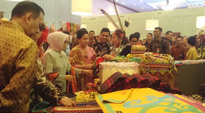 Ibu negara Iriana Joko Widodo saat menyambangi salah satu UMKM dengan kerajinan kain khas daerah.