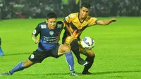 Pemain Arema Cronus, Ahmad Bustomi (kiri) berebut bola dengan pemain Mitra Kukar, Defri Rizky, dalam semifinal Piala Jenderal Sudirman di Stadion Kanjuruhan, Malang, Minggu (17/1/2016). (Bola.com/Kevin Setiawan)