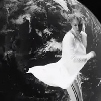 Dibandingkan 'Monster', EXO tampil lebih kalem dengan balutan kostum putih di video klip Lucky One. (via YouTube)