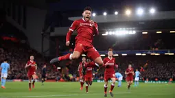 Selebrasi pemain Liverpool, Alex Oxlade-Chamberlain setelah mencetak gol ke gawang Manchester City pada leg pertama perempat final Liga Champions di Anfield, Liverpool, Inggris, Rabu (4/4). Liverpool menang tiga gol tanpa balas. (Peter Byrne/PA via AP)