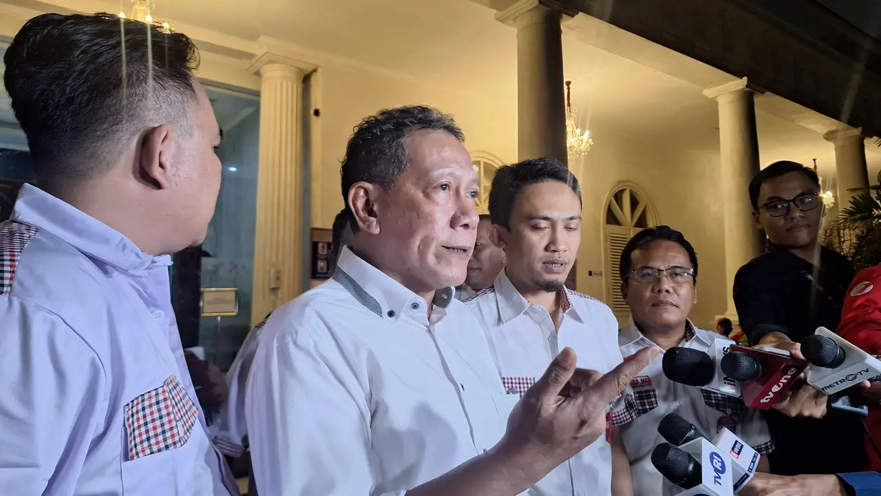 Ketua Umum Bara JP Utje Gustaaf Patty usai bertemu Presiden Jokowi di Istana Kepresidenan Jakarta, Selasa (24/10/2023). Bara JP resmi mendukung pasangan Prabowo-Gibran dalam pilpres 2024. (Liputan6.com/Lizsa Egaham)