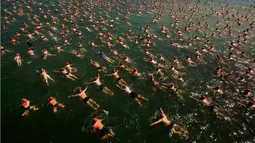  Para perenang beraksi dalam lomba renang tahunan melintasi Danau Zurich sepanjang 1500 meter di Zurich, Swiss, (24/8/2016). (Reuters/Arnd Wiegmann)