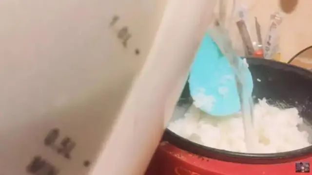 Tuangkan Air Panas Secukupnya ke Dalam Rice Cooker