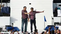 Basuki Tjahaja Purnama (Ahok) dan Djarot Saiful Hidayat, memiliki pandangan berbeda mengenai penggunaan poster sebagai media kampanye.