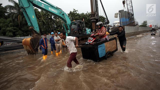 Proses Evakuasi Karyawan dan Warga yang Terjebak Banjir Kelapa Gading