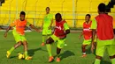 Sejumlah pemain Persebaya Surabaya berlatih di Stadion H Agus Salim, Padang, Jumat (16/1/2015). Persebaya akan berhadapan dengan Semen Padang di laga perdana SCM Cup 2015 grup A.  (Liputan6.com/Johan Tallo)