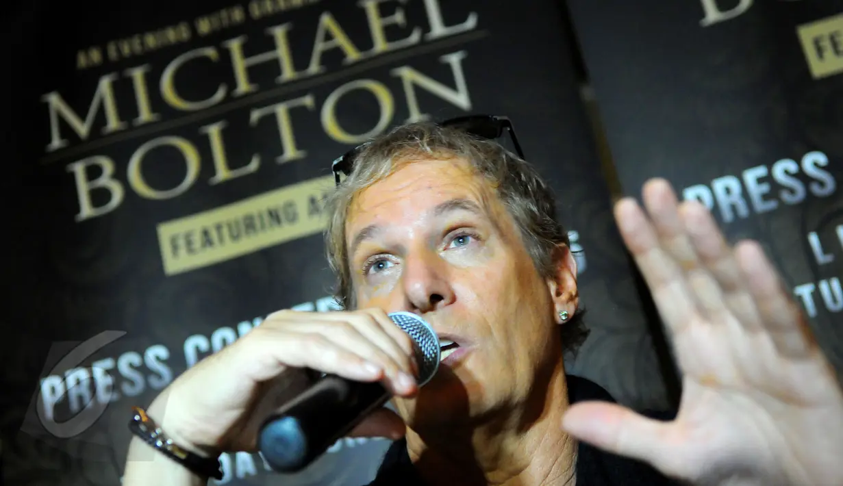 Penyanyi kelas dunia Michael Bolton saat jumpa pers di kawasan Thamrin, Jakarta, Senin (1/6/2015). Michael Bolton akan berduet dengan Anggun pada konser yang akan berlangsung di Kota Kasablanka, Jakarta pada Selasa (2/6). (Liputan6.com/Faisal R Syam)