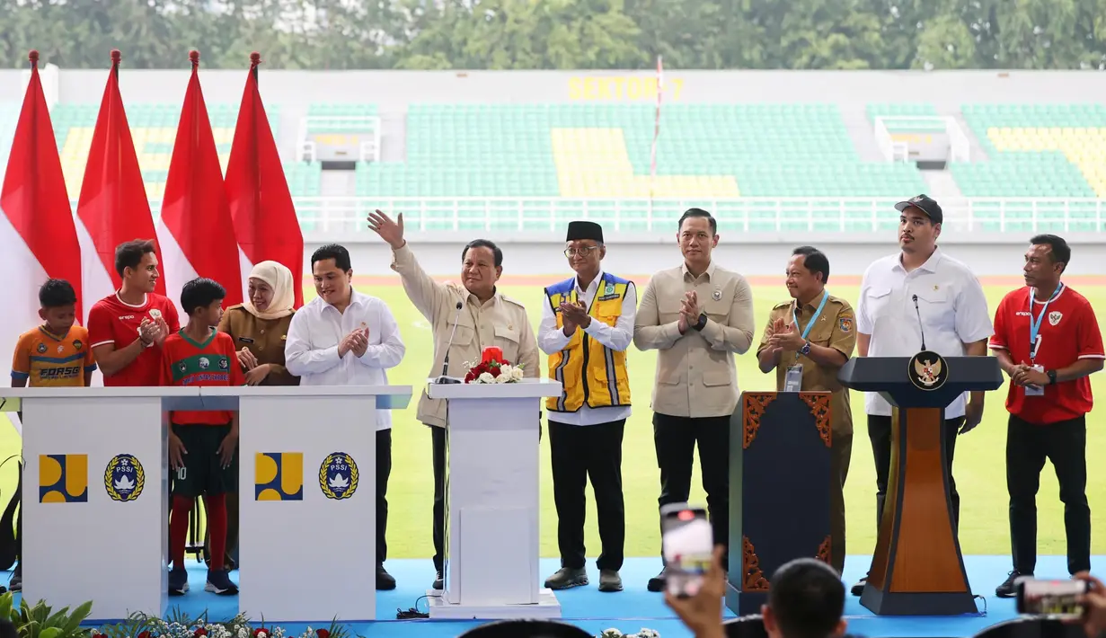 Presiden Republik Indonesia, Prabowo Subianto (keenam kiri) melambaikan tangan saat meresmikan secara simbolis dan serentak 17 stadion yang sudah selesai direnovasi sesuai standar Federasi Sepak Bola Internasional (FIFA) di Stadion Gelora Delta, Sidoardjo, Jawa Timur, Senin (17/3/2025). (Foto: Dokumentasi PSSI)