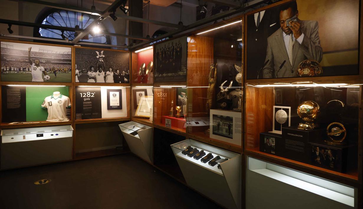 Kabarnya meninggalnya Pele tak hanya membawa duka bagi warga Brasil, tetapi juga warga dunia. Tampak dalam foto, detail Museum Pele terlihat setelah pengumuman akuisisi merek mendiang legenda sepak bola Brasil, Pele, oleh NR Sports di Santos, Sao Paulo, Brasil, pada Selasa 25 November 2025. (Miguel SCHINCARIOL/AFP)