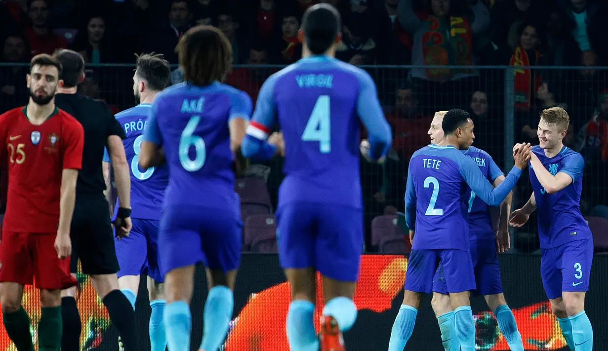 Para pemain Belanda merayakan gol mereka ke gawang Portugal pada laga persahabatan di Stadion Stade de Geneve, Jenewa, Swiss, Senin (26/3). Belanda bantai Portugal 3-0. (KEYSTONE/Salvatore Di Nolfi/Keystone via AP)