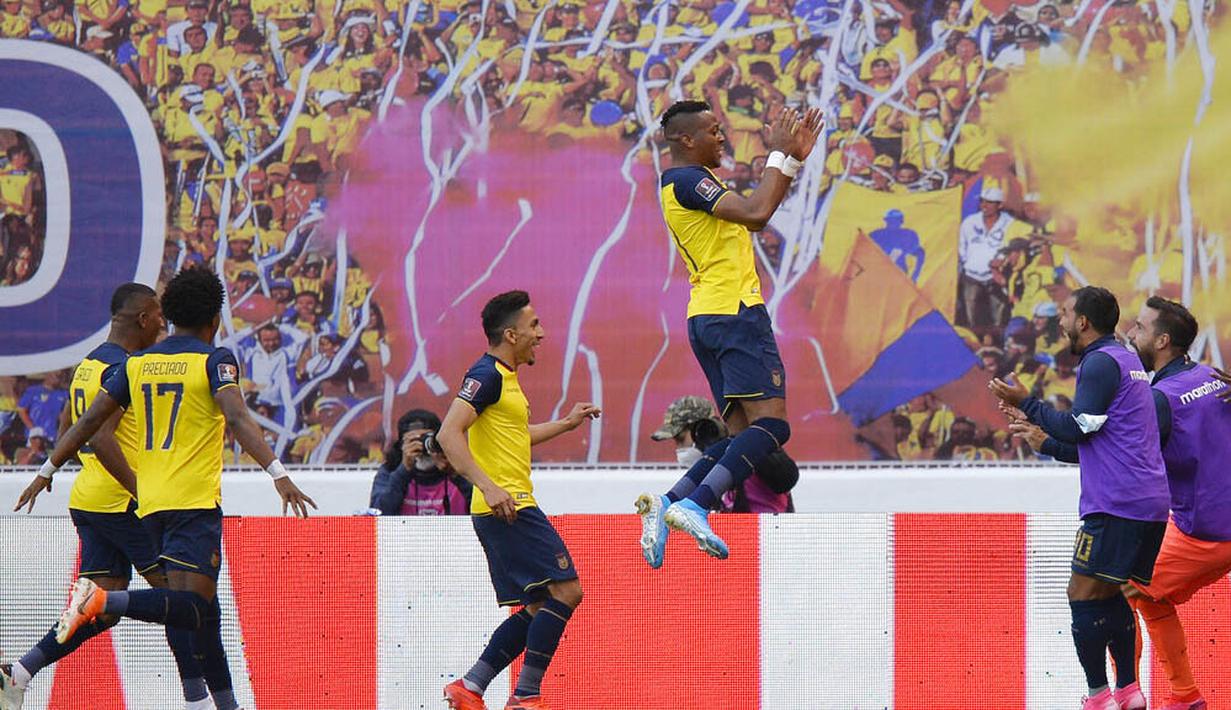 Pemain Ekuador, Michael Estrada, melakukan selebrasi usai mencetak gol ke gawang Uruguay pada laga kualifikasi Piala Dunia 2022 di Stadion Casa Blanca, Rabu (14/10/2020). Ekuador menang dengan skor 4-2. (Rodrigo Buendia/Pool via AP)