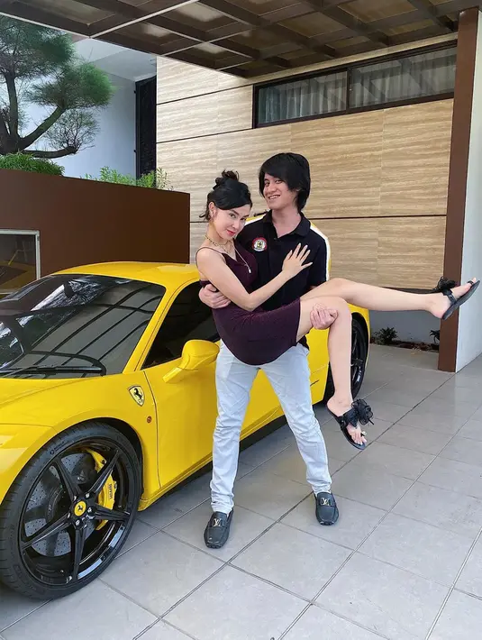 Memes mengatakan, sekarang ini tengah memikirkan matang-matang soal persiapan pernikahan anak laki-lakinya. Mengingat kondisi New Normal di tengah pandemi Covid-19 ini. (Instagram/kevinaprilio)