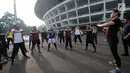 CdM Indonesia di Asian Games 2018, Komjen Pol. Syafruddin (kiri) bersama perwakilan atlet berolahraga pagi di Stadion GBK, Jakarta, Minggu (15/4). Olahraga bersama ini untuk meningkatkan soliditas atlet Indonesia. (Liputan6.com/Helmi Fithriansyah)