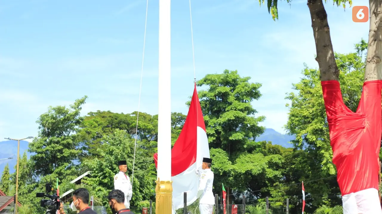 Pengibaran Merah Putih saat peringatan Kemerdekaan oleh Pemkot Palu
