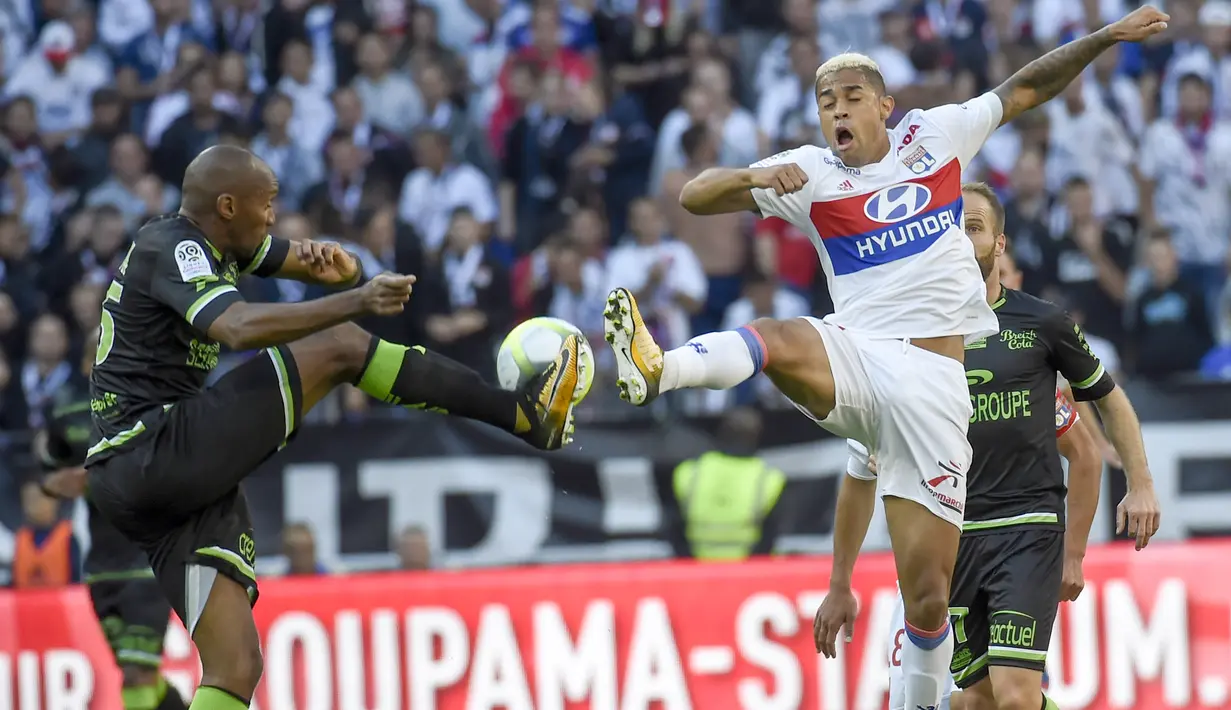 Penyerang Lyon, Mariano Diaz (kanan) menyumbangkan tujuh gol dan berada pada peringkat empat deretan top scorer Liague 1 Prancis. (AFP/Jean-Philippe Ksiazek)