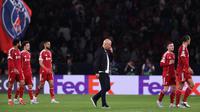 Manajer Liverpool Arne Slot dan para pemain The Reds berjalan lesu usai kalah dari PSG di ajang Liga Champions. (FRANCK FIFE / AFP)