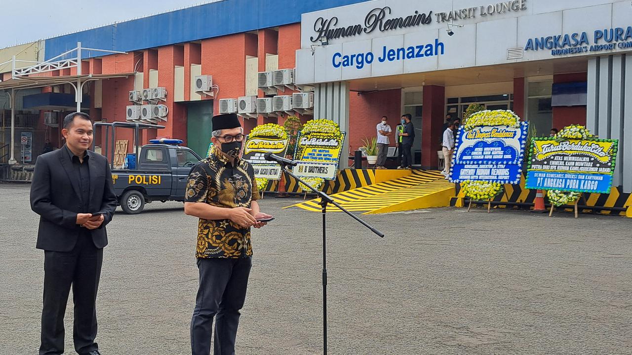 Kakak kandung Gubernur Jawa Barat Ridwan Kamil, Erwin Muniruzaman, di Kargo Jenazah Bandara Soetta, Minggu (12/6/2022) (Liputan6.com/Pramita Tristiawati)