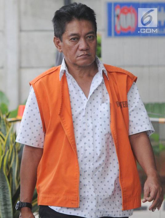 Hakim Pengadilan Negeri Jakarta Selatan, Irwan tiba untuk pemeriksaan di Gedung KPK, Jakarta, Jumat (14/12). Irwan  menjalani pemeriksaan perdana sebagai tersangka kasus dugaan suap penanganan perkara perdata di PN Jaksel. (Merdeka.com/Dwi Narwoko)