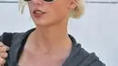 Taylor Swift berdandan ala sporty memang jarang dari biasanya. Ia memakai hoodie, dipadu leggings berwarna senada membuatnya keren, tak hanya itu saja, dirinya sengaja membuka setengah jaketnya agar payudaranya terlihat menonjol. (mirroruk/Bintang.com)