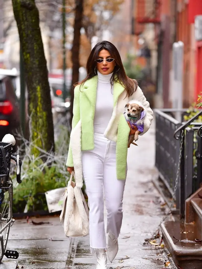 Inspirasi Gaya Turtle Neck ala Priyanka Chopra