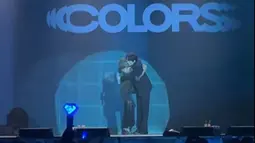 Reaksi antusias penggemar yang hadir di konser tersebut semakin menambah kesan mendalam bagi Ghea. Kolaborasi itu menjadi momen bersejarah bagi penyanyi 26 tahun tersebut. Apalagi di akhir duet, Kyuhyun memeluk Ghea, yang disambut teriakan refleksnya. (Liputan6.com/IG/@gheaindrawari)