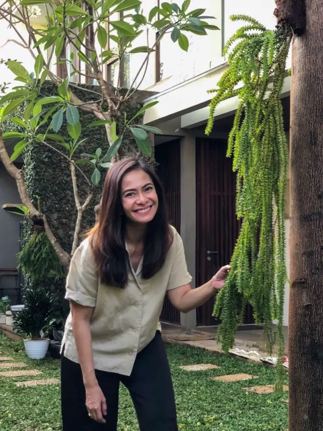 Rumah Asri Penuh Tanaman, Ini 7 Potret Ersa Mayori saat Berkebun