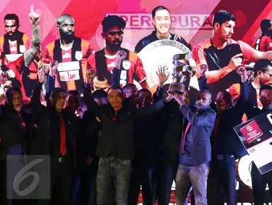 Kapten tim Persipura, Boaz Salossa mengangkat piala tim terbaik ISC 2016 saat malam penghargaan di Hotel Aryaduta Bandung, Minggu (8/1). Persipura tampil sebagai tim terbaik sekaligus juara ISC 2016. (Liputan6.com/Helmi Fithriansyah)