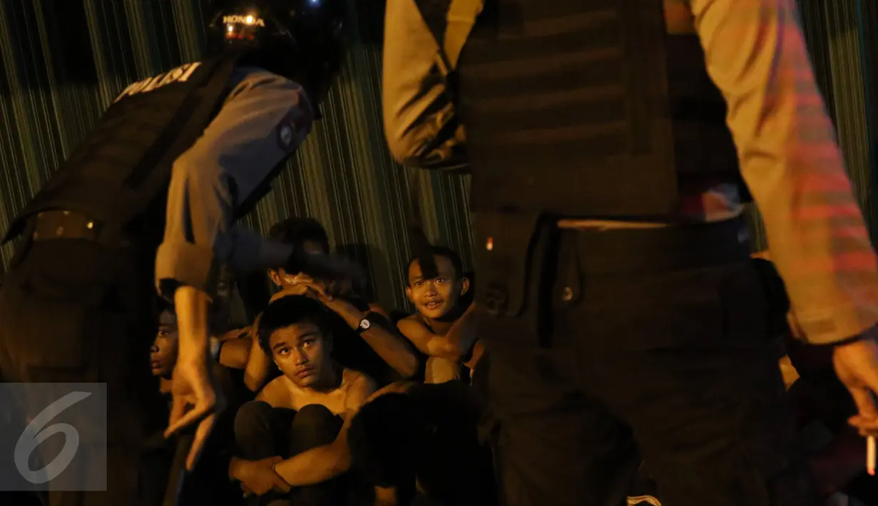 Polisi meminta keterangan pada sejumlah remaja yang diduga The Jak, Jakarta, Minggu (18/10/2015). Dari penggeledahan polisi mendapatkan sejumlah benda tajam. (Liputan6.com/Immanuel Antonius)