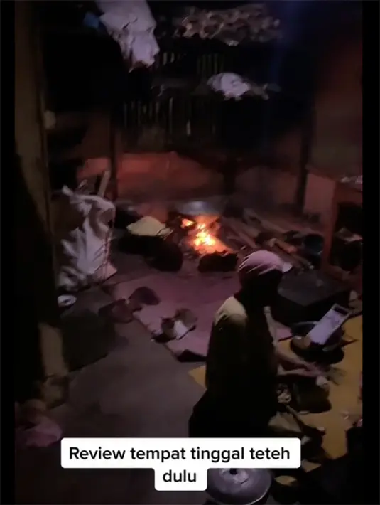 Selain memperlihatkan dinding kayu sederhana, juga memperlihatkan dapur yang masaknya masih menggunakan tungku dan kayu bakar. Karena Imel suka rebung, ia dikirimi sampai satu karung rebung atau bahasa Sunda-nya disebut iwung.  Momen masak rebung dengan kayu bakar. [TikTok/imelputricahyatiofficial]