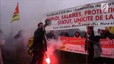 Serikat Pekerja Kereta Api Perancis lakukan aksi mogok nasional di Paris, Perancis.