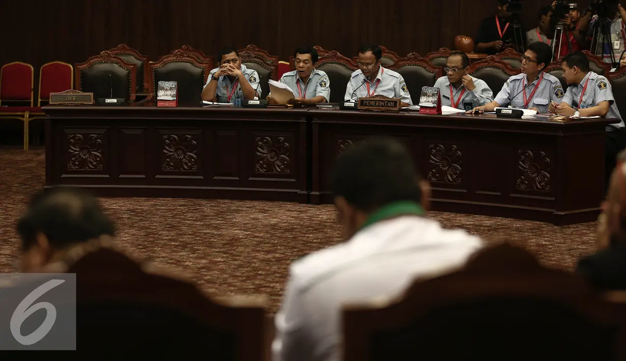 Dari pihak Pemerintah hadir pada sidang ke-4 di Mahkamah Konstitusi, Jakarta, Selasa (14/6). Sidang tersebut untuk menentukan nasib pengesahan PPP Muktamar Jakarta yang dipimpin Ketua Umum Djan Faridz. (Liputan6.com/Faizal Fanani)